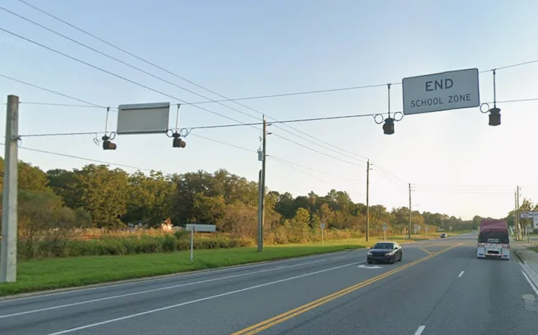 Southbound END SCHOOL ZONE signage returning to 45 mph in Lawtey